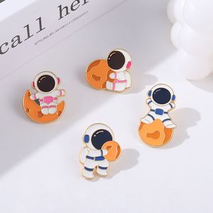 Nuova serie astronauta spilla in lega squisita coppia maschio e femmina luna astronauta modellazione smalto morbido distintivo spilla - Product Image 1