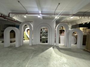 Yüksek kaliteli düğün dekorasyon kemer zemin duvar düğün sahne 3d çok katmanlı beyaz düğün kemer - Product Image 1