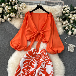 Ensemble deux pièces pour femme : haut à col en V et pantalon ample imprimé à jambes larges, style élégant et décontracté - Product Image 2