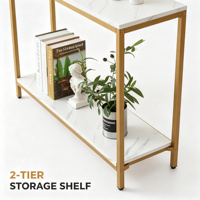 Table console en marbre blanc de luxe. Table de présentation élégante à 2 niveaux en pierre naturelle avec cadre en métal doré pour couloir et entrée.