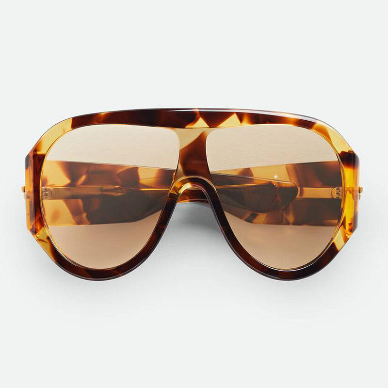 Montura carey, lente naranja.