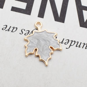Pendentif <span class=keywords><strong>feuille</strong></span> <span class=keywords><strong>d</strong></span>'érable en alliage <span class=keywords><strong>d</strong></span>'émail, nouvelles couleurs <span class=keywords><strong>d</strong></span>'huile, plante, breloques pour bricolage, fabrication <span class=keywords><strong>d</strong></span>'accessoires de collier - Product Image 5