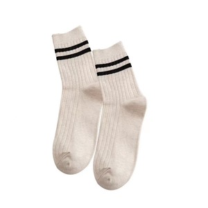 Chaussettes en coton de couleur unie personnalisées pour garçon Chaussettes mi-mollet à rayures transversales Chaussettes d'automne décontractées absorbant la sueur pour garçon - Product Image 3