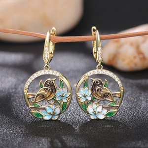 Orecchini a cerchio con uccelli e fiori per donna, orecchini pendenti floreali ispirati alla natura, gioielli di moda per tutti i giorni - Product Image 1
