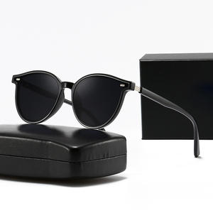 แว่นกันแดด Gm สำหรับทุกเพศ กรอบสีดำ PC เลนส์โพลาไรซ์ป้องกันรังสียูวี 400 ประเภท 3 แว่นกันแดดทรงกรอบเล็ก SL212 - Product Image 1