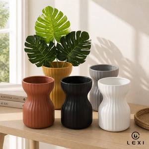 Collezione di Vasi in Ceramica Scanalata a Forma di Clessidra, Finitura Opaca, Sei Tonalità, Decorazione da Tavolo Scultorea con Foglia di Monstera - Product Image 1