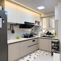 Meuble de cuisine beige chaud, solution de rangement moderne en forme de L, portes plates sans poignées pour projets d'aménagement intérieur résidentiel contemporain