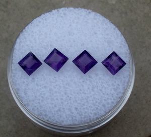 Grandes Gemas de Amatista Natural Pulida Cuadradas de 4mm con Efecto Fosforescente de Rajasthan para la Fabricación de Joyas - Product Image 1