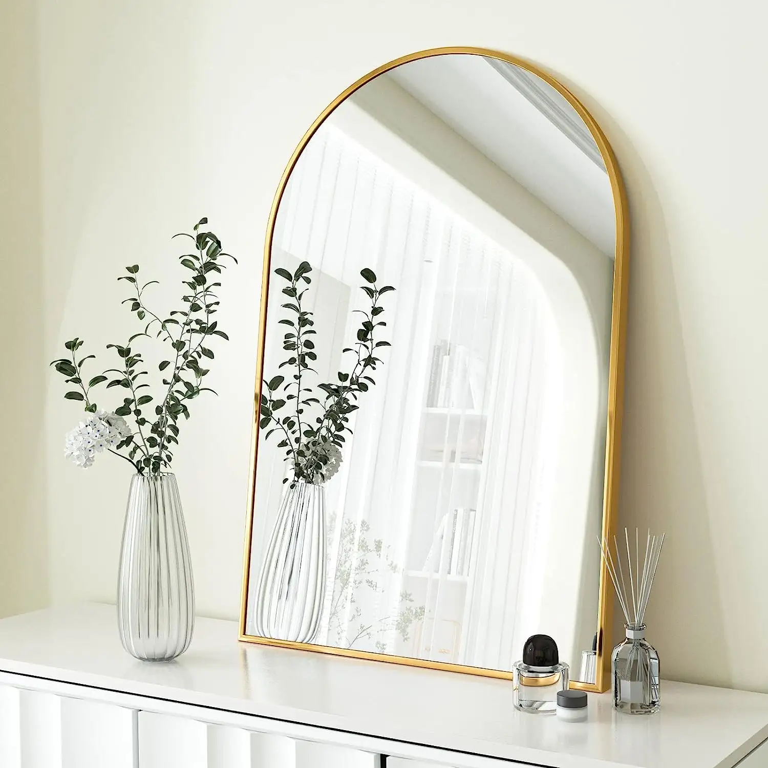 مرآة حمام عادية للتعليق بالحائط على شكل قوس بإطار معدني ذهبي متوسط الحجم للحائط للزينة