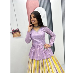 Ensemble Lehenga Choli en Soie Jacquard pour Femme, Meilleures Ventes, Idéal pour Réceptions Nuptiales, Festivals et Célébrations Ethniques, Disponible à la Vente - Product Image 5