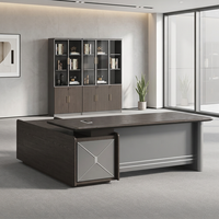 Bureau de direction en forme de L en bois et PVC Ekintop avec bibliothèque intégrée pour projets de bureaux commerciaux