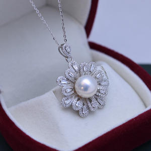 Collier pendentif en perles rondes blanches de 9-10 mm de Zhuji Danshui, argent S925, avec une forte luminosité et de fines imperfections accentuées par un pétale de fleur - Product Image 2