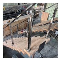 Escalier mono-àche avec marches en bois et garde-corps en acier inoxydable, design moderne pour intérieur