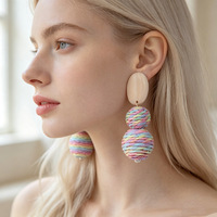Boucles d'oreilles pendantes bohèmes pour femmes, en raphia tressé style bûche, avec perles de gourde colorées, accessoires d'oreille tissés à la main, style vacances et pastoral