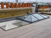 Ventana de Techo Eléctrica con Control Remoto, Aislamiento Acústico, Doble Acristalamiento Low-E, de Aluminio, Eficiente Energéticamente, para Techos Inclinados, Soláriums y Áticos