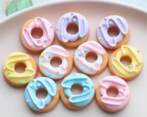 Neue Art Miniatur Donut Harz Flatback Cabochon Cartoon Charms Bogen Dekoration Zubehör für Kinder Küche Spielzeug so tun, als ob spielen