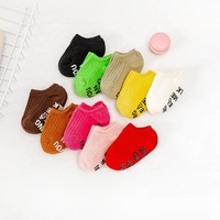 Vente en gros de chaussettes mignonnes amusantes avec poignées chaussettes neutres en coton biologique antidérapantes et basses pour bébés et tout-petits