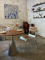 Ensemble table et chaises de café en bois antique de style industriel rétro, mobilier commercial pour la restauration, utilisation en restaurant, bar, salon de thé, desserts