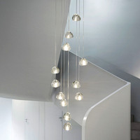 Lustre LED moderne et élégant au design Météore, hauteur réglable, pour escalier duplex, avec boule de verre en cristal cerise au centre