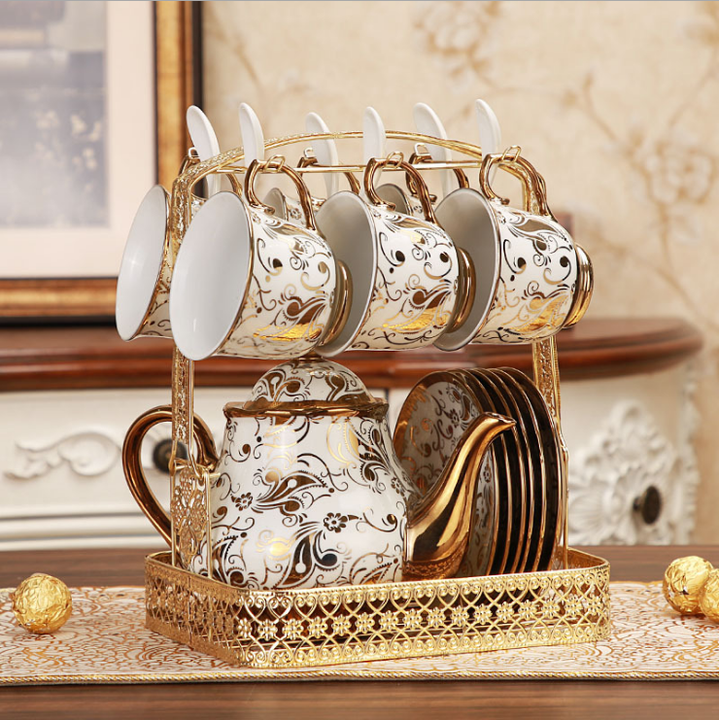 レトロなコーヒーポットとカップセット ちかく