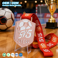 Medaglia Sportiva Personalizzata OEM in Metallo per Calcio a 5, a Forma di Scudo in Lega di Zinco, con Logo Goffrato e Nastro, per Premiazioni e Souvenir di Competizioni