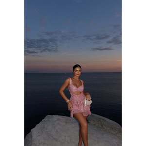 Vestido de Fiesta Corto de Raso Rosa con Lentejuelas en la Espalda, Cintura Imperio, Estilo Romántico, Tirantes Espagueti, Hasta la Rodilla, Talla XS - Product Image 5