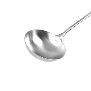 Cuchara de metal de cocina clásica tradicional para saltear a mano para uso en fiestas - Product Image 3