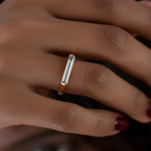 Anillo de Compromiso de Moissanita Verde Azulado en Oro de 14K, Anillo de Aniversario Minimalista con Diseño Inspirado en lo Vintage - Product Image 6