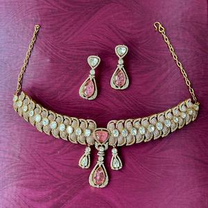 Conjunto de Collar Doble de Diseño con Hermosa Arreglo de Piedras y Baño de Oro Intenso, Perfecto para Vestimenta Étnica y Joyería de Boda - Product Image 4