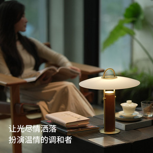Lampe de table Zen Hat Aisilan Lighting en laiton avec interrupteur LED, lampe de chevet pour salon - Product Image 2