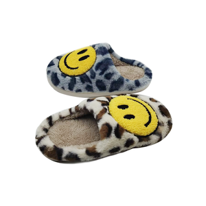 Venta al por mayor de Zapatillas de casa de espuma viscoelástica antideslizante de pana Shu para mujer, suela exterior de TPR con bordado de cara sonriente, piel de felpa - Product Image 1