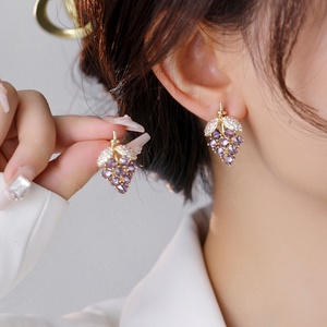 Boucles d'oreilles clous en or plaqué de luxe haut de gamme, taille princesse, zircon, design géométrique, tendance, élégantes, charmes pour femmes, cadeau - Product Image 1