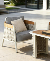 Ensemble de salle à manger en bois massif pour l'extérieur, design élégant et breveté, chaises et table, fabrication artisanale, meubles de jardin pour hôtel et cour.