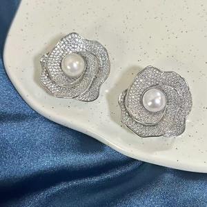 Broche de poitrine en perle d'eau douce rétro exquise, design tridimensionnel, luxe léger, fleur de thé, mode naturelle, numéro - Product Image 1