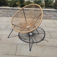 Ensemble chic de bistrot français: 2 chaises rondes en osier avec un ensemble de table en verre, idéales pour les loisirs en plein air et les meubles de divertissement