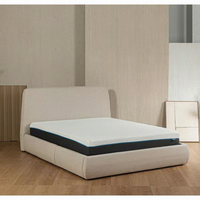Lit plateforme contemporain à profil bas, rembourré en tissu Teddy de qualité supérieure, avec table de chevet assortie/tissu crème/bouclé