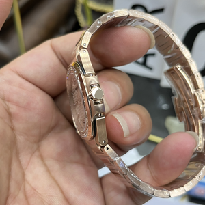 Montre de luxe pour femme en métal rose sertie de diamants, style minimaliste classique, personnalisable. - Product Image 4