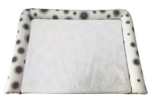Splendide plateforme de repos rembourrée pour bébé avec serviette à séchage rapide et bande Velcro fiable pour un confort doux et pratique lors du change des couches du nouveau-né - Product Image 6