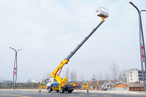 รถบรรทุกอีซูซุ 32M KV100 ใหม่ ขับเคลื่อน 4*2 เครื่องยนต์ดีเซล สำหรับงานที่สูง ควบคุมด้วยระบบไฮดรอลิก ยูโร 6 กำลัง 150-250 แรงม้า เกียร์ธรรมดา - Product Image 3