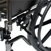 Fauteuil roulant en acier avec accoudoir pleine longueur Repose-pieds pivotant avec cerceaux de talon Hauteur réglable de la plaque de repose-pieds Couleur en option