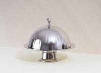 Plateau de service moderne de luxe en acier inoxydable durable et écologique avec couvercle en dôme pour la restauration et les banquets