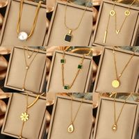 Vente en gros de colliers simples et élégants en acier inoxydable pour femmes, colliers carrés en zircon et perles Daisy, résistants à la décoloration