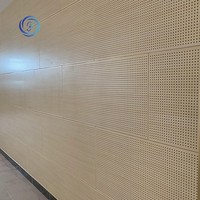 Panneaux acoustiques en bois, salon moderne, réduction du bruit, décoration de plafond en bois perforé, théâtre