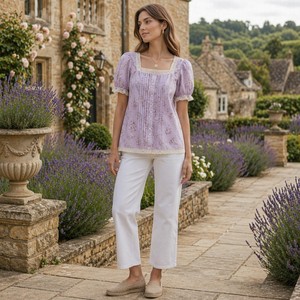 Camicetta Floreale in Cotone con Vestibilità Ampia Personalizzata all'Ingrosso, Etichetta Privata, Stile Cotswolds Garden con Bordo in Pizzo, Primavera Estate, OEM, Taglie S-5XL - Product Image 4