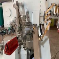 Machine d'emballage automatique à pliage rapide pour enveloppes triangulaires de chocolat imprimées avec application de colle, entièrement automatique et sur mesure