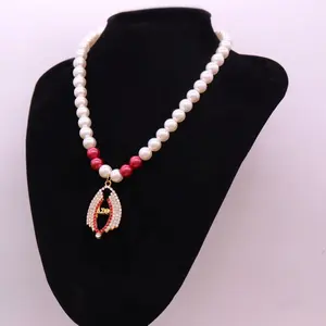 Desain Baru Buatan Tangan Kristal Merah Putih Beraspal Logam Yunani Huruf Delta Theta Kalung Mutiara Ornamen Perempuan Wanita