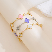Ensemble de bijoux de mode pour femmes à usage quotidien, collier, bracelet, bague et boucles d'oreilles en alliage avec motif trèfle porte-bonheur - un coffret cadeau