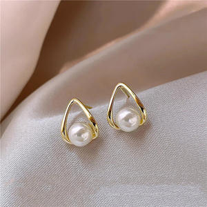 Catechandlo Boucles d'oreilles en perles plaquées or 18 carats, clous Akoya, design géométrique minimaliste pour femmes, à porter au quotidien - Product Image 3