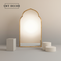 Miroir mural contemporain SWT avec cadre en métal doré arqué, dos en MDF, verre argenté de 4 mm, finition thermolaquée pour la maison