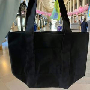 Sacs fourre-tout personnalisés en toile de coton avec logo brodé ou sérigraphié, poche unie vierge pour le transport en classe - Product Image 1